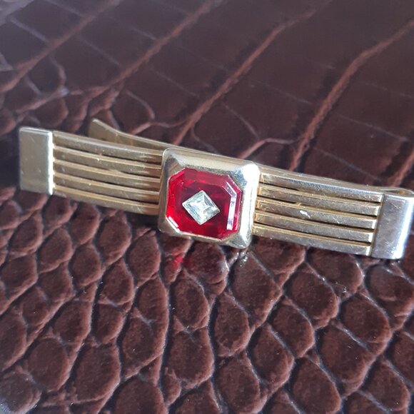 Anson 1950s Red Lucite & Cubic Zirconia Gold Tone Cuff Link and Tie Bar Set - Picture 4 of 9